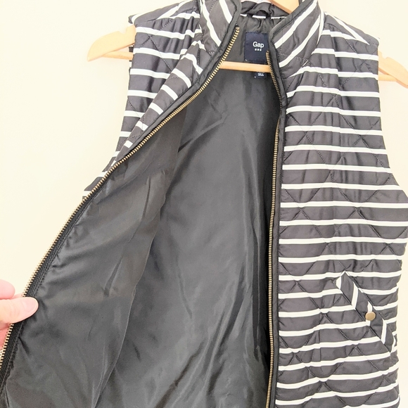 GAP Quilted Vest - Picture 2 of 4